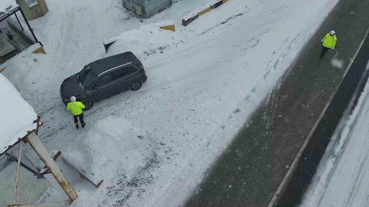 Ağrı'da Kış Trafik Denetimleri Sürüyor: Sürücülere Kritik Uyarılar