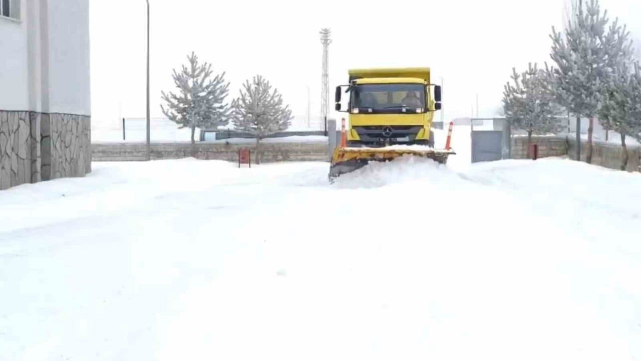 Ağrı'da Okullar İkinci Döneme Karla Temizlenerek Hazırlandı