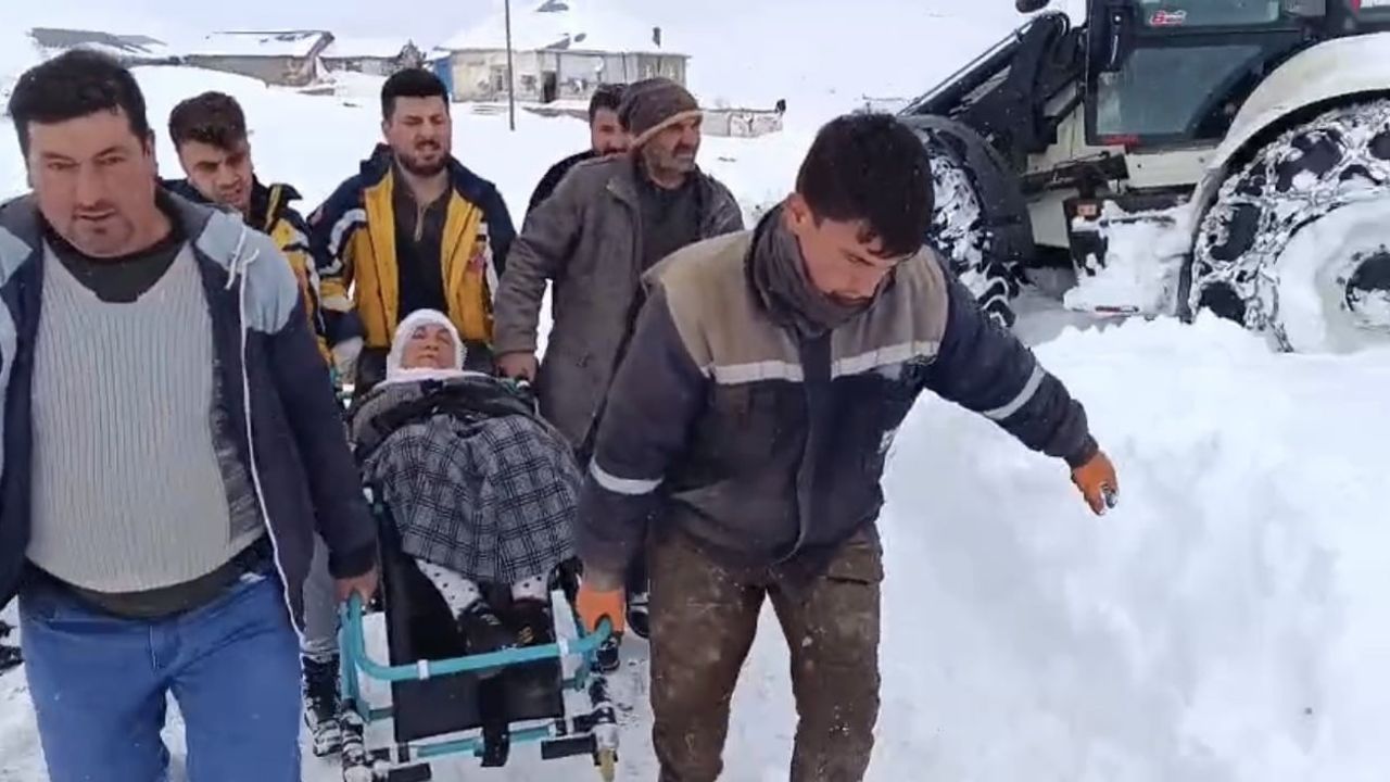 Ağrı'da Süleyman Kümbet'te Mahsur Kalan Hasta 4 Saatlik Çalışmayla Kurtarıldı