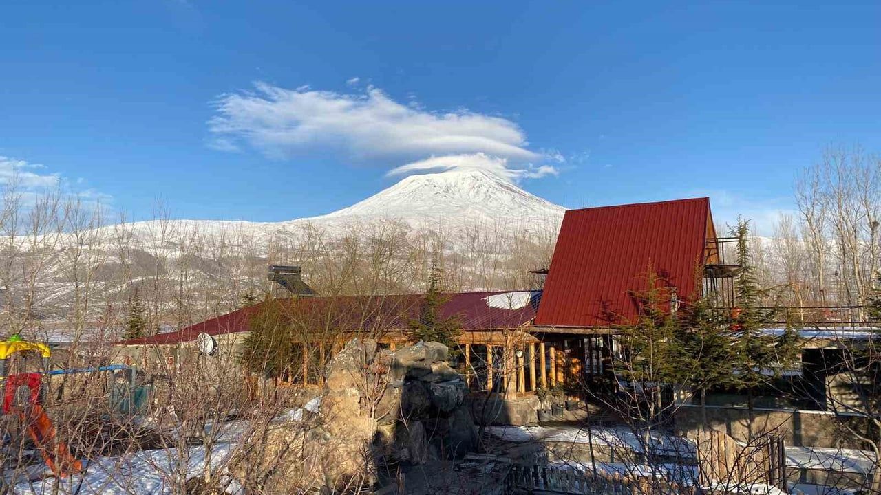 Ağrı Dağı’nda Zirveyi Saran Mercek Bulutu Kartpostallık Görüntüler Oluşturdu