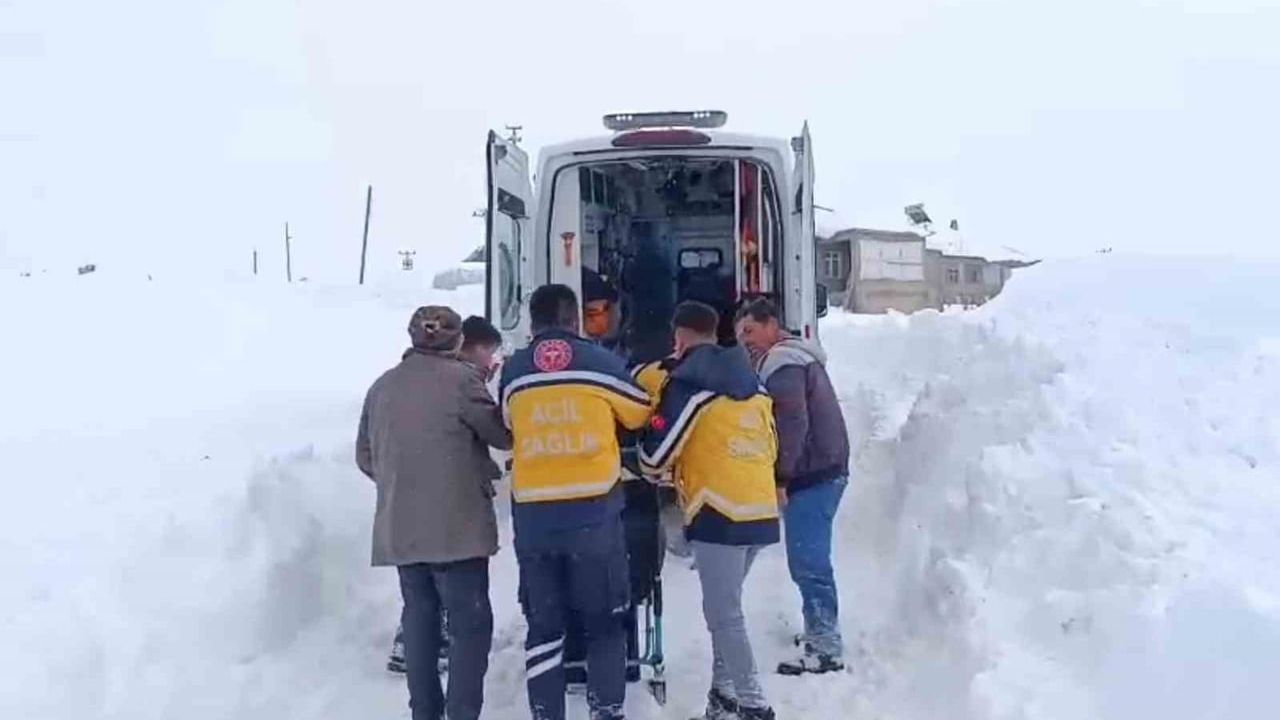 Ağrı Hamur'da 4 Saatlik Kar Mücadelesiyle 64 Yaşındaki Sevim Kayan Hastaneye Ulaştırıldı