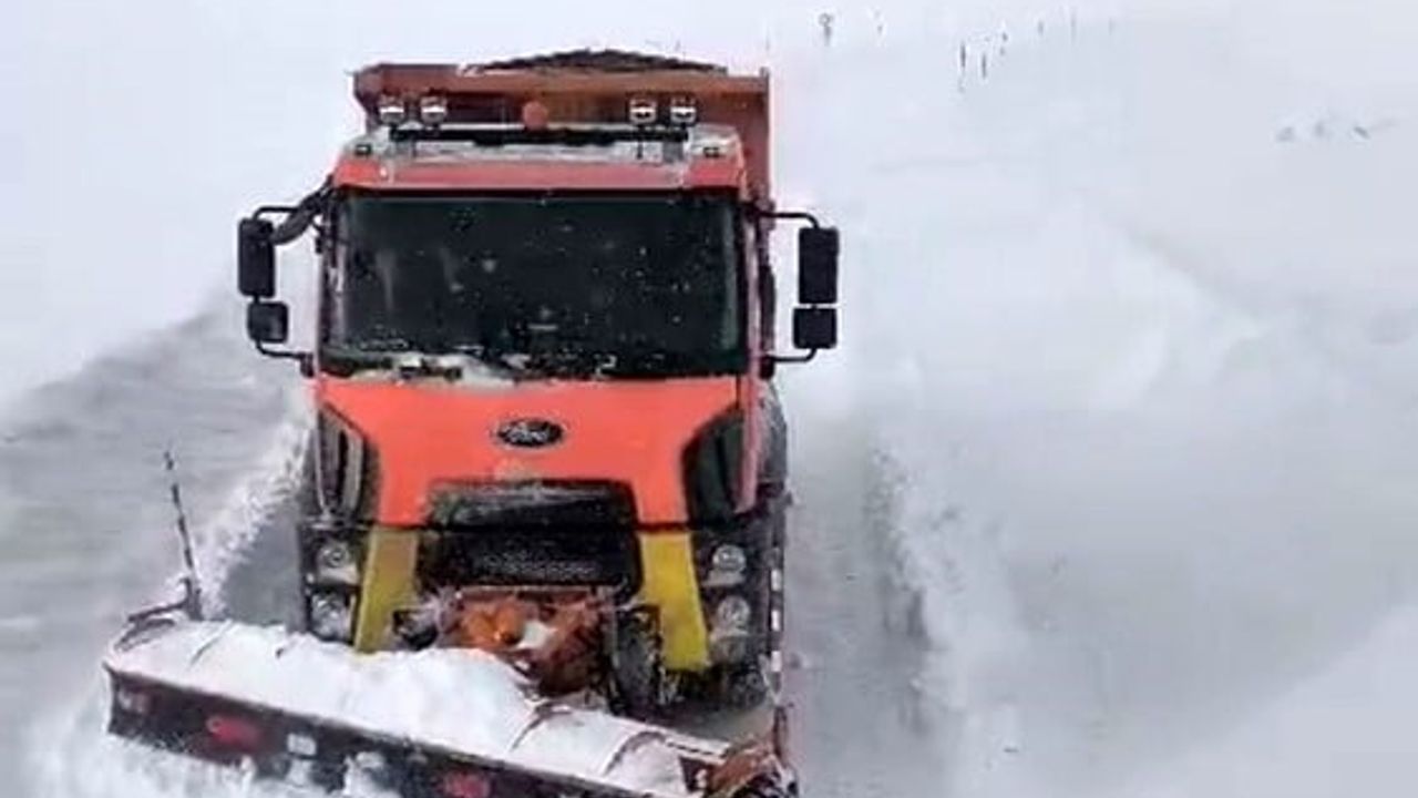 Ağrı-Kağızman Kara Yolu'nda Yoğun Tipi Ulaşımı Zorluyor
