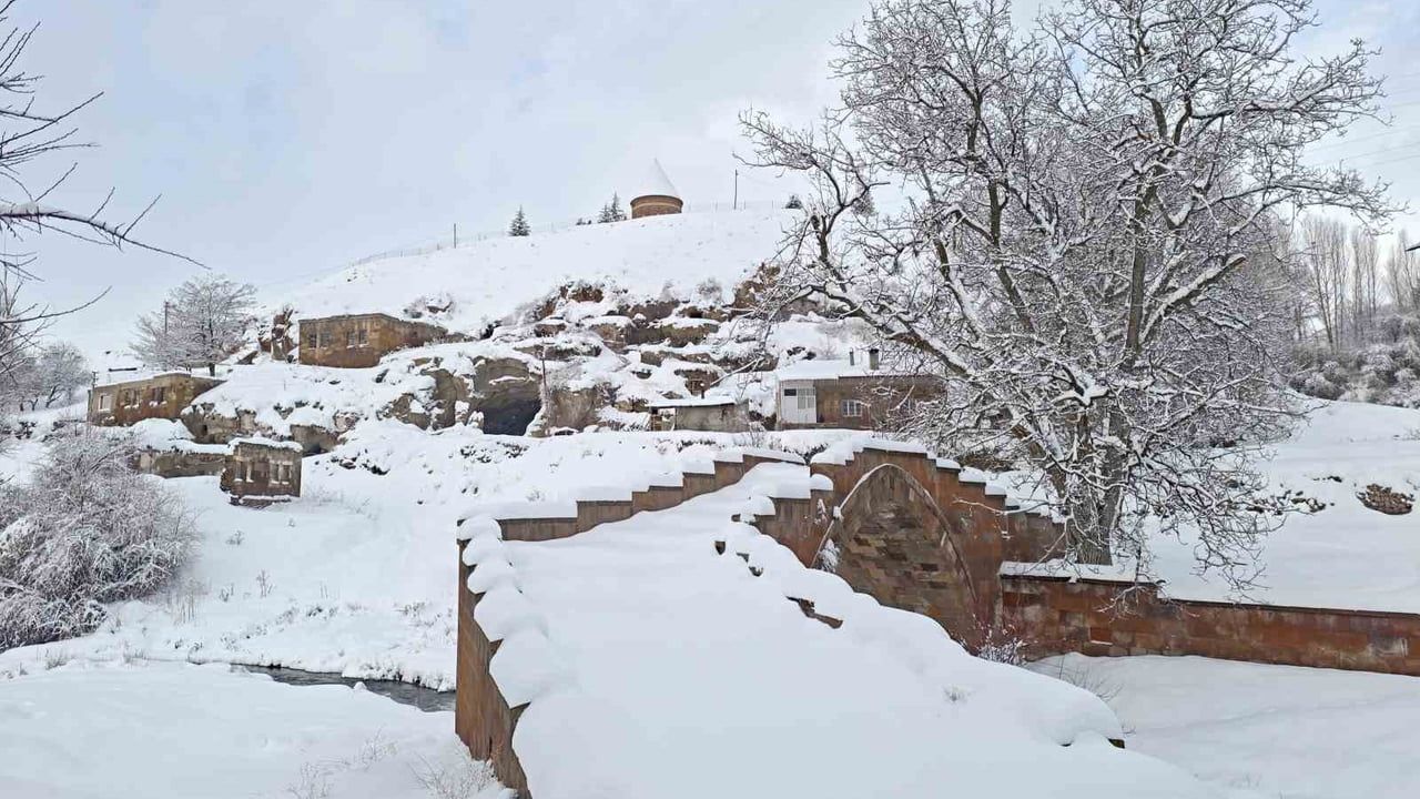 Ahlat'ta Karla Kaplı Selçuklu Mezarlığı Kartpostallık Görüntüler