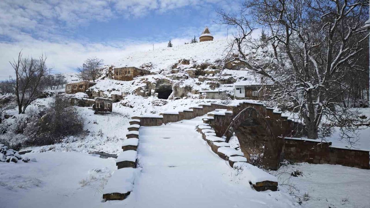 Ahlat'ta Kartpostallık Kar Manzaraları: Selçuklu Meydan Mezarlığı Beyaza Büründü