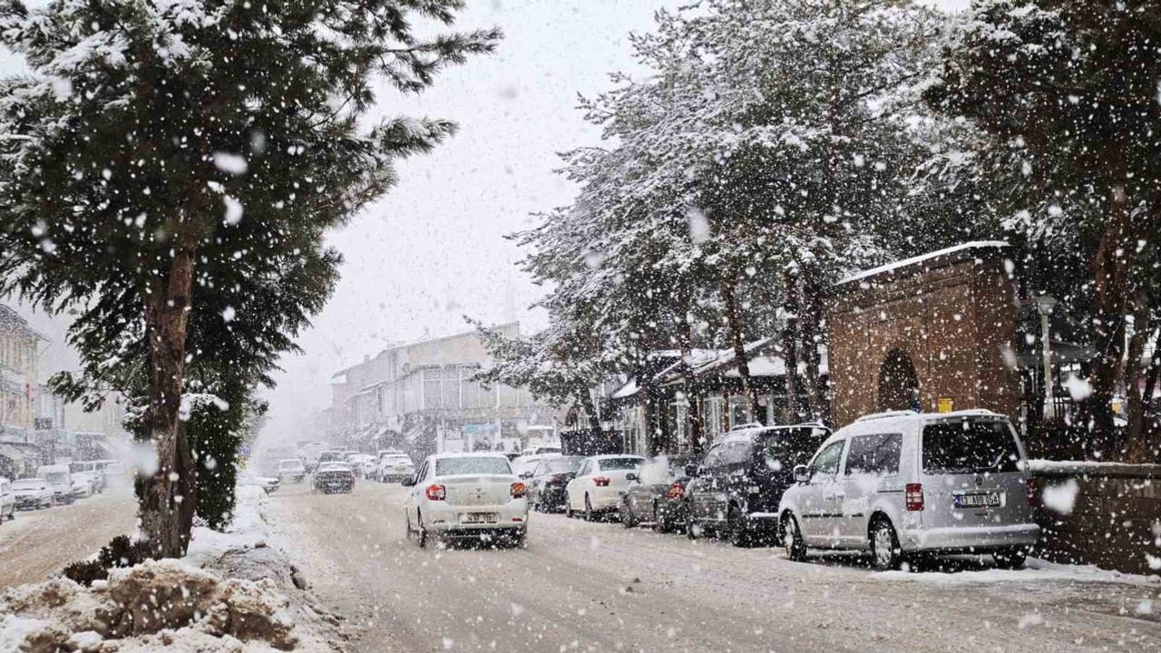 Ahlat’ta Yoğun Kar Yağışı Etkili Oluyor