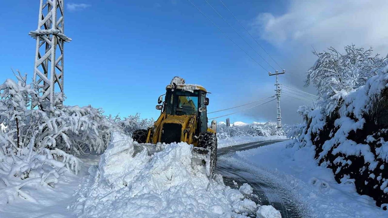 Akçaabat'ta Karla Mücadele: Ekipler Yüksek Kesimlerde Aralıksız