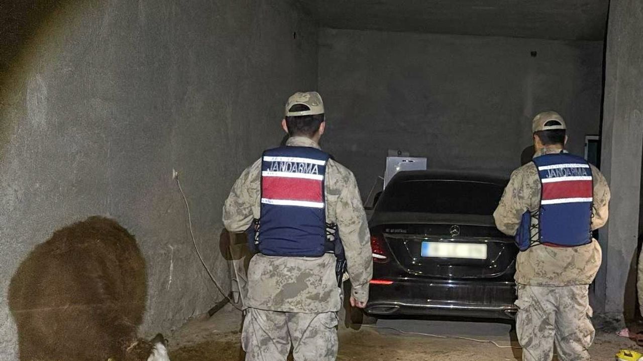 Akçakale'de Ahırdan Çalıntı Otomobil Çıktı — Şüpheli Gözaltında