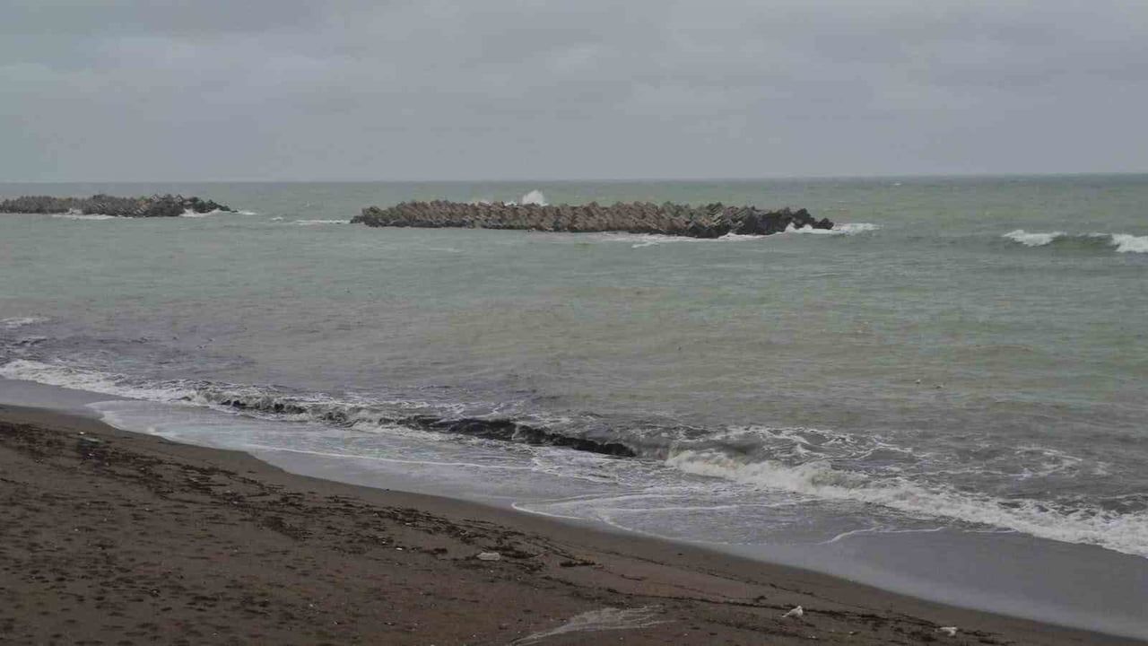 Akçakoca'da Fırtına ve Sağanak: Dalgalar Sahili Dövdü