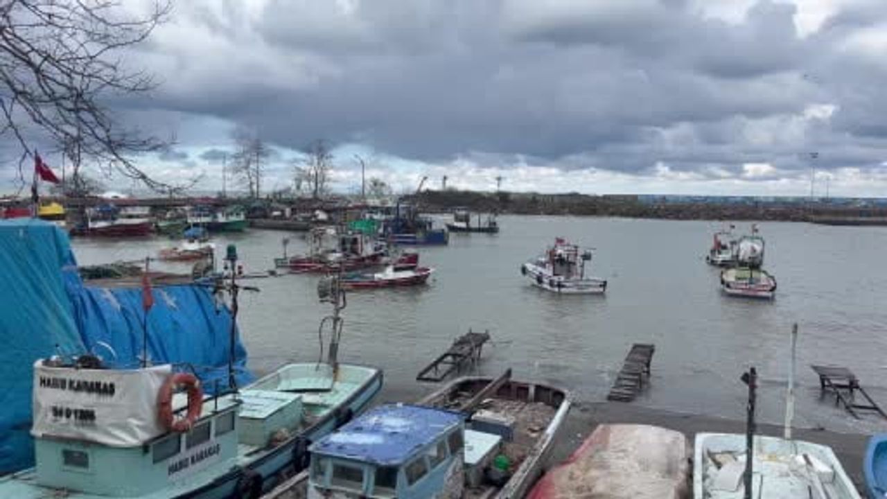 Akçakoca'da Karadeniz Fırtınası: Dalga Boyu 4 Metreye Ulaştı