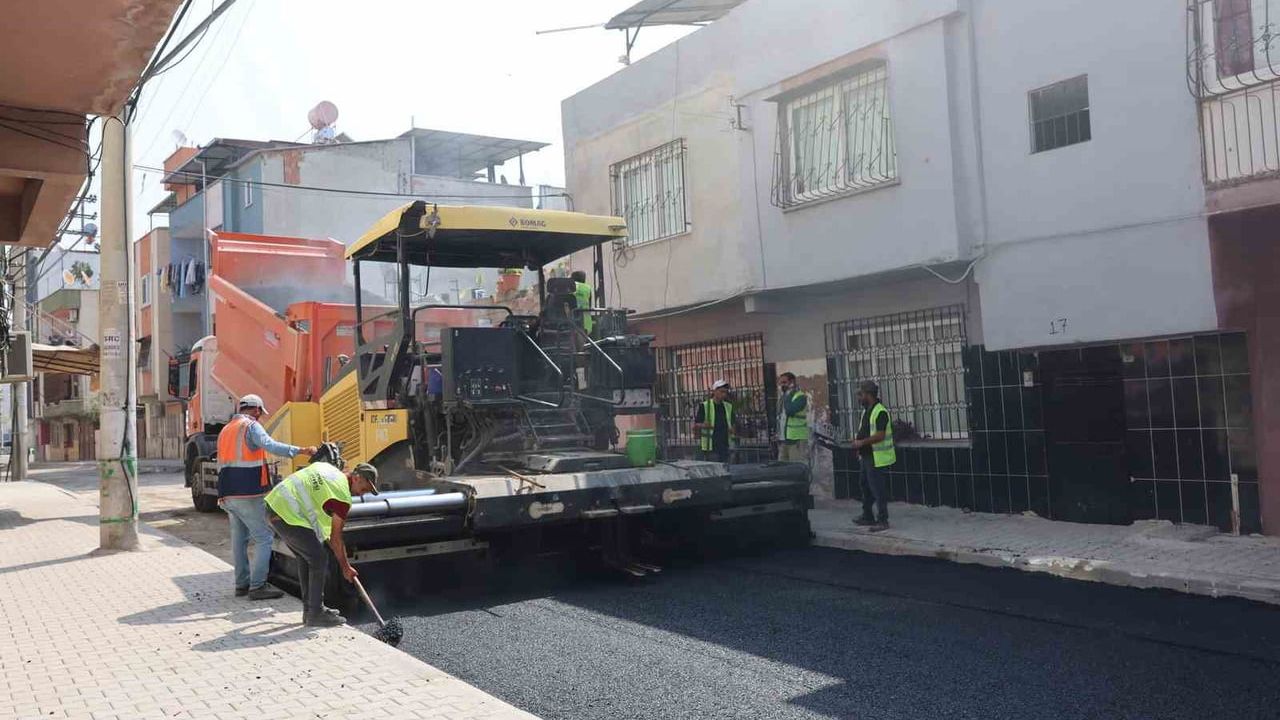 Akdeniz'de 65 Mahallede Yol ve Asfalt Çalışmaları