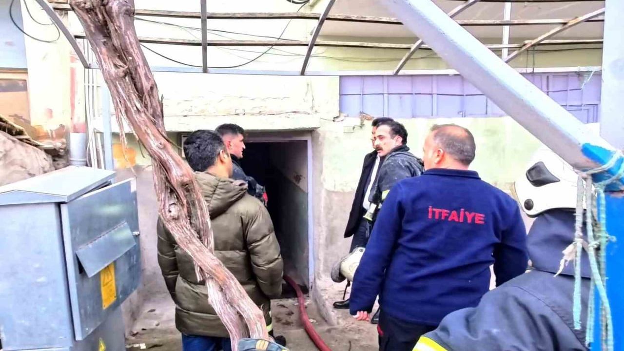 Aksaray'da 2 Katlı Binada Yangın: 5 Kişi Dumandan Etkilendi