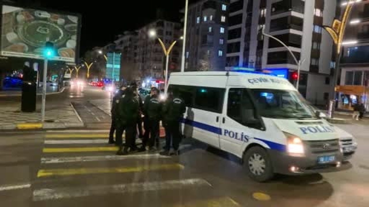 Aksaray'da Araçta Bıçaklı Saldırı: Genç 'Kaçmasaydım beni öldürürdü o'