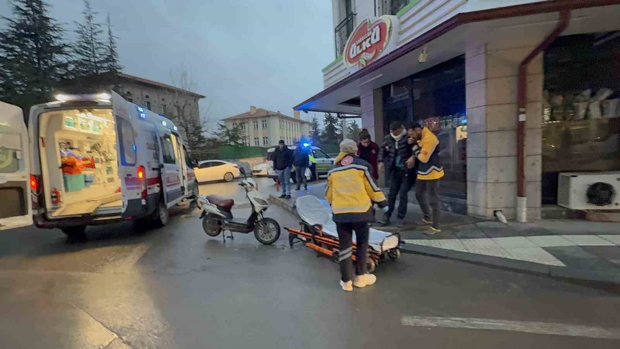 Aksaray'da Çarpıp Kaçtı: Elektrikli Bisiklet Sürücüsü Yaralandı