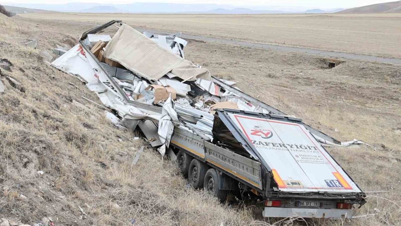 Aksaray'da demir profil yüklü tır şarampole devrildi: 1 ağır yaralı