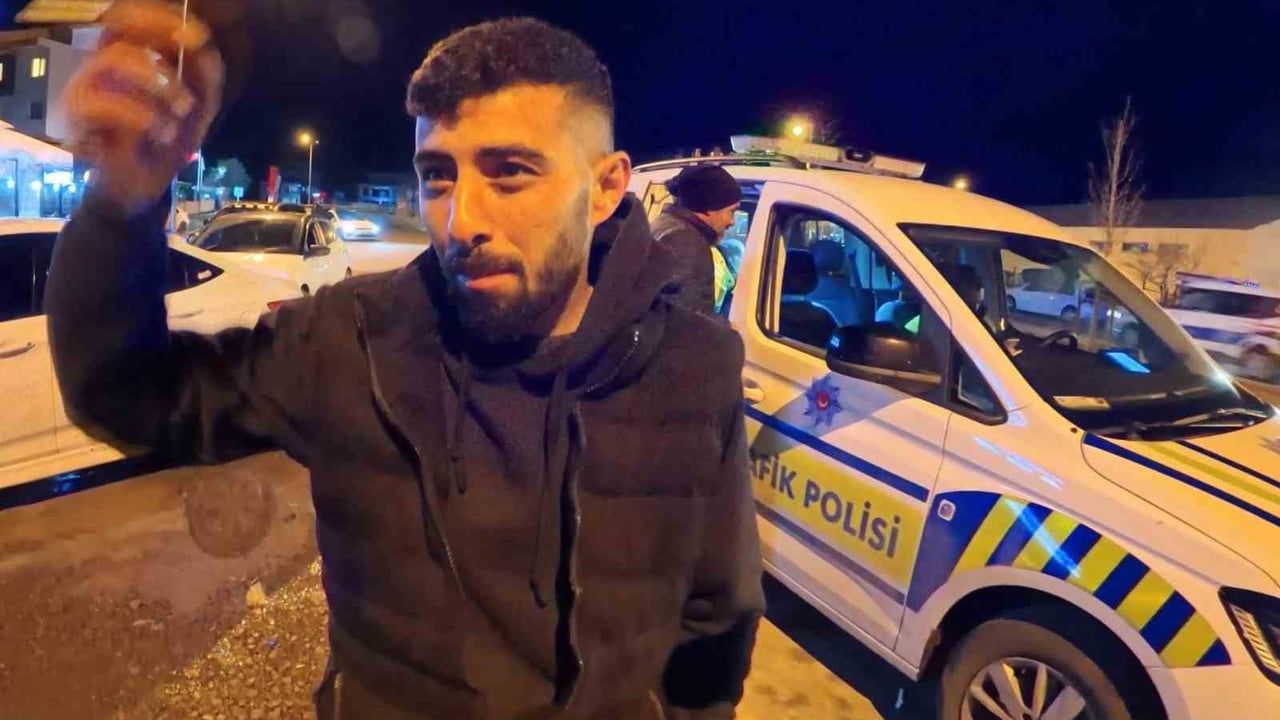 Aksaray'da Ehliyeti Alınınca Araç Başında İçmeye Devam Etti