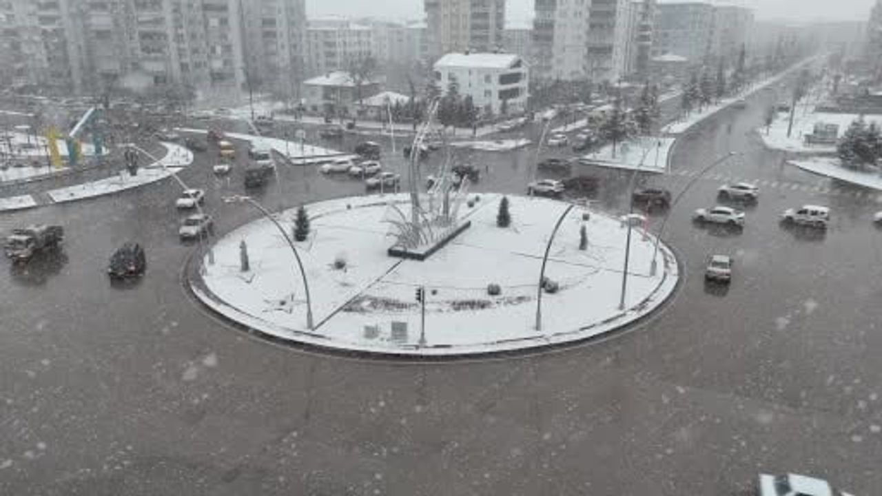 Aksaray'da Kar Yağışı Etkili: Şehir Beyaza Büründü