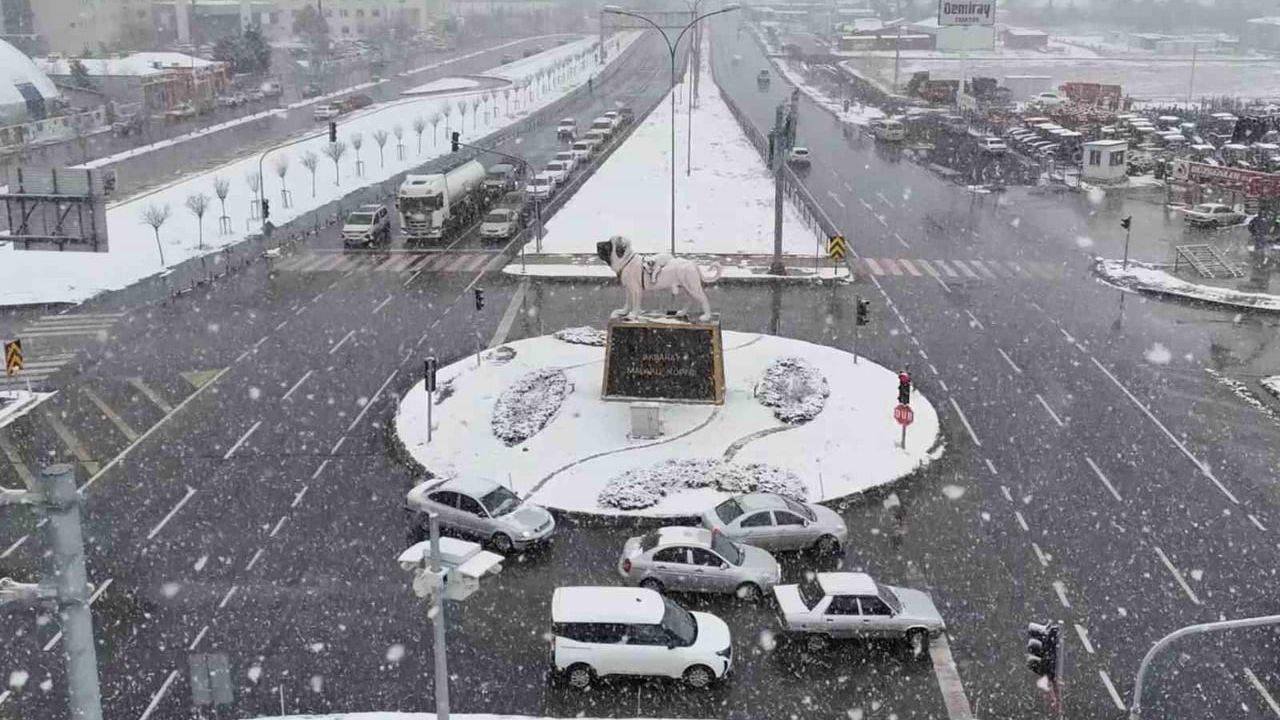 Aksaray'da Kar Yağışı: Kent Beyaza Büründü