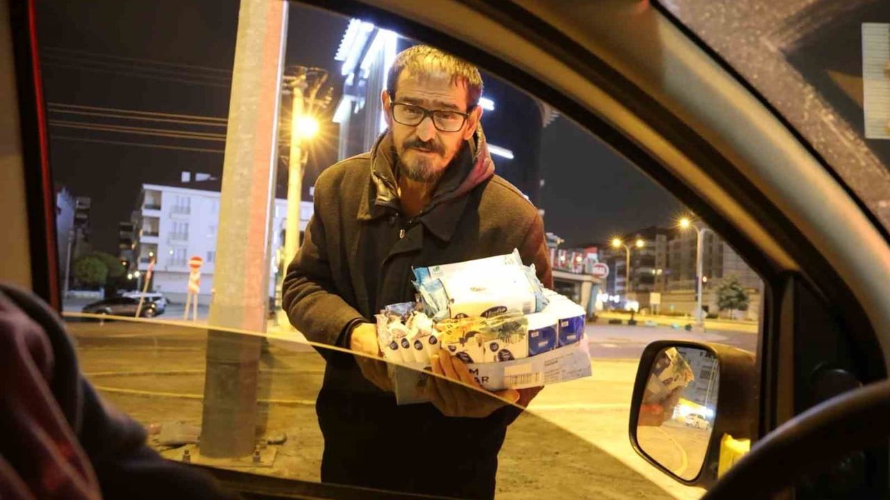 Aksaray'da Kavşakta Mendil Satışı: 42 Yaşındaki Adam Gece Boyu Çalışıyor