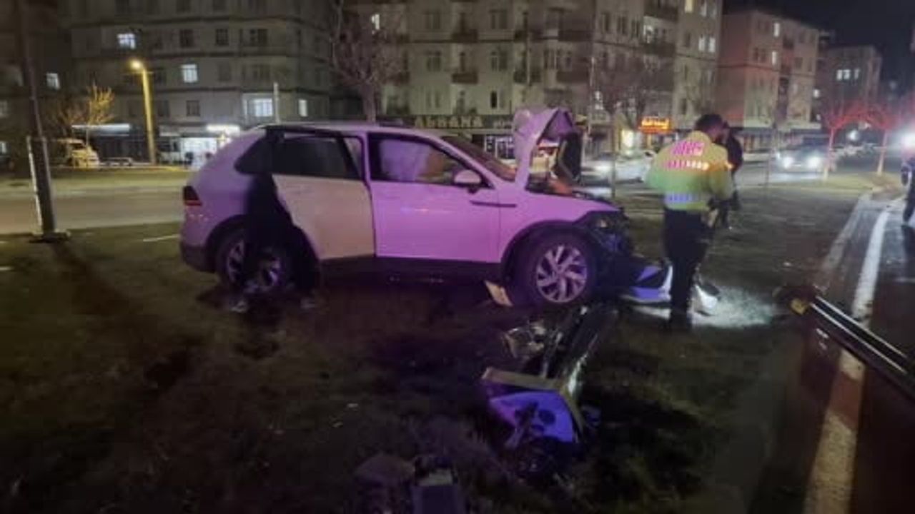 Aksaray'da Kontrolden Çıkan Otomobil Aydınlatma Direğine Çarpıp Kaputunda Yangın Çıkardı, Sürücü Kaçtı