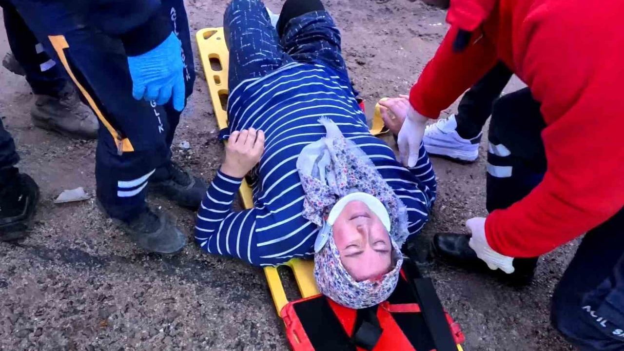 Aksaray'da Minibüs ile Otomobil Kafa Kafaya Çarpıştı: 6 Yaralı