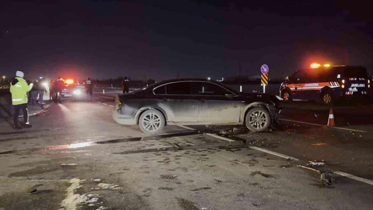 Aksaray'da Otomobille Çarpışan Minibüs Şarampole Devrildi: 2 Yaralı