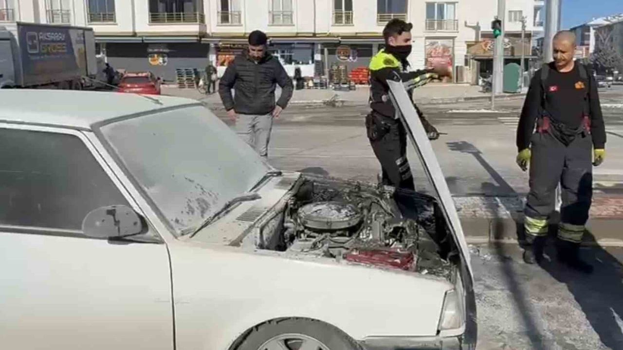 Aksaray'da Seyir Halindeki FIAT Otomobil Kaputundan Çıkan Dumanla Alev Aldı