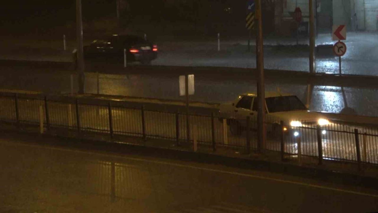 Aksaray'da Şiddetli Yağmur Trafikte Aksamaya Neden Oldu