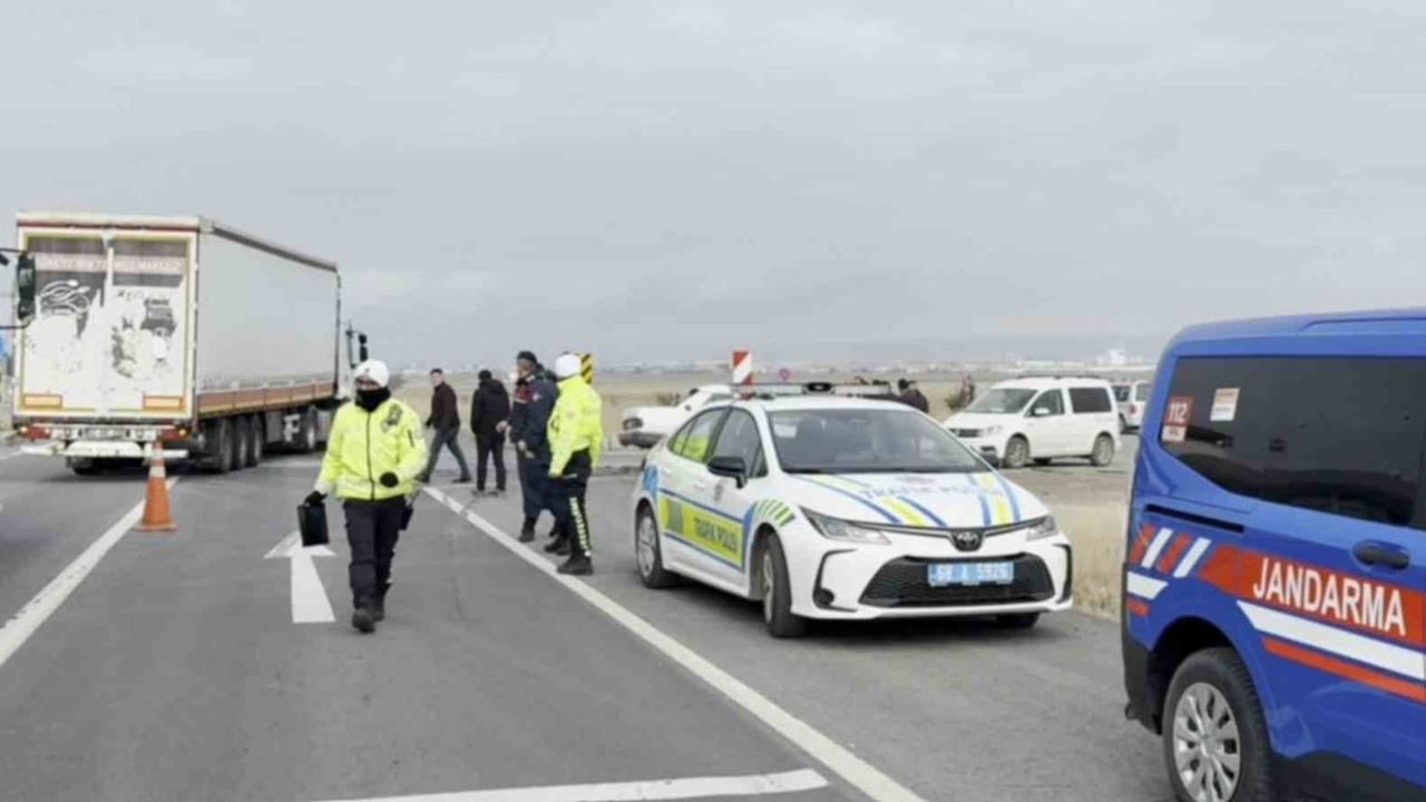 Aksaray'da Tır ile Otomobil Çarpıştı: 2'si Bebek, 5 Yaralı
