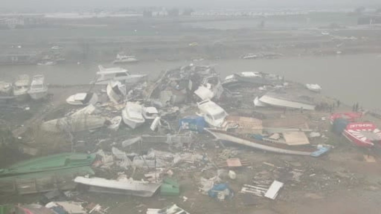 Aksu’da Sel ve Hortum Felaketi: 700 Dönüm Sera Sular Altında, Milyonluk Tekneler Parçalandı