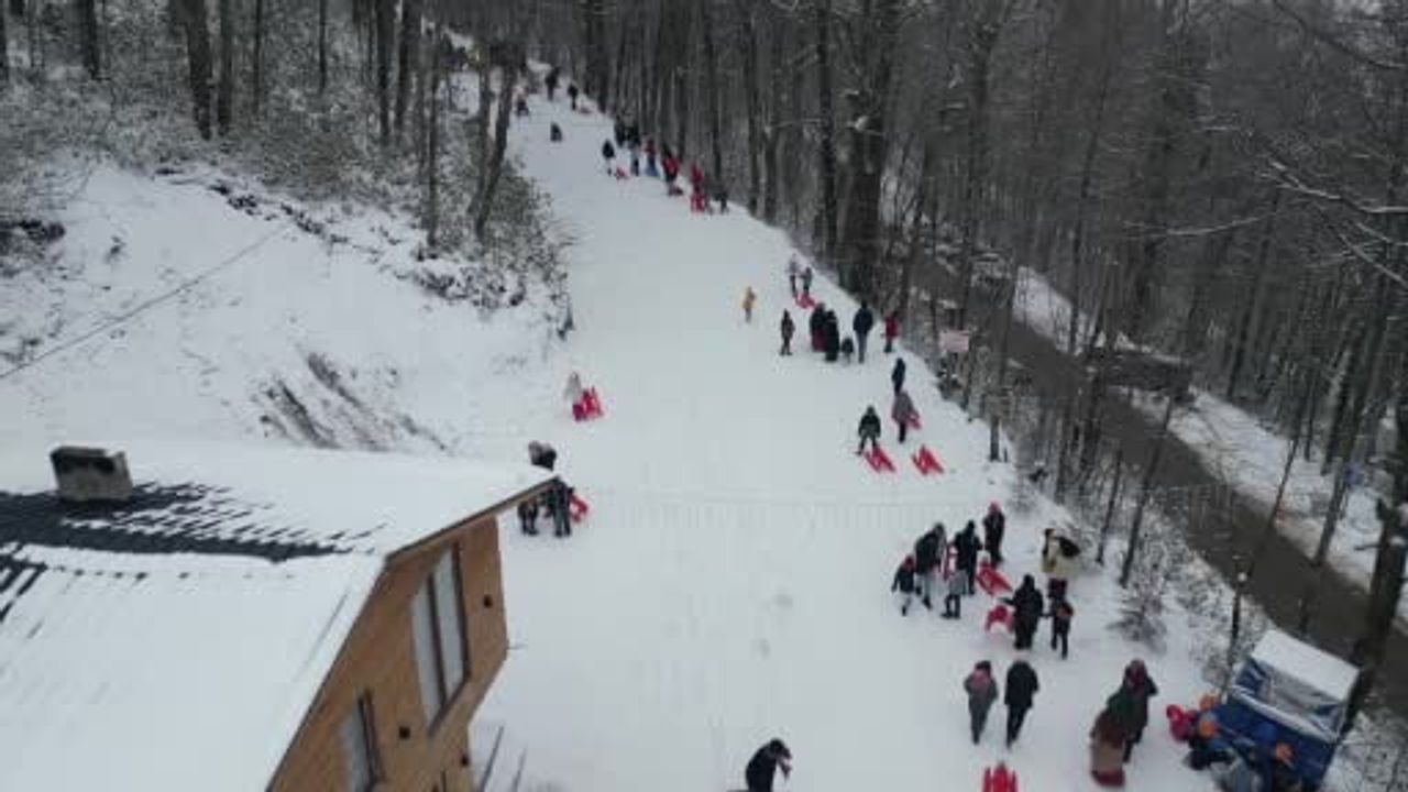 Aktepe Kızak Şenliği: Akyazı'da 7'den 70'e Karne Hediyesi Kar Eğlencesi