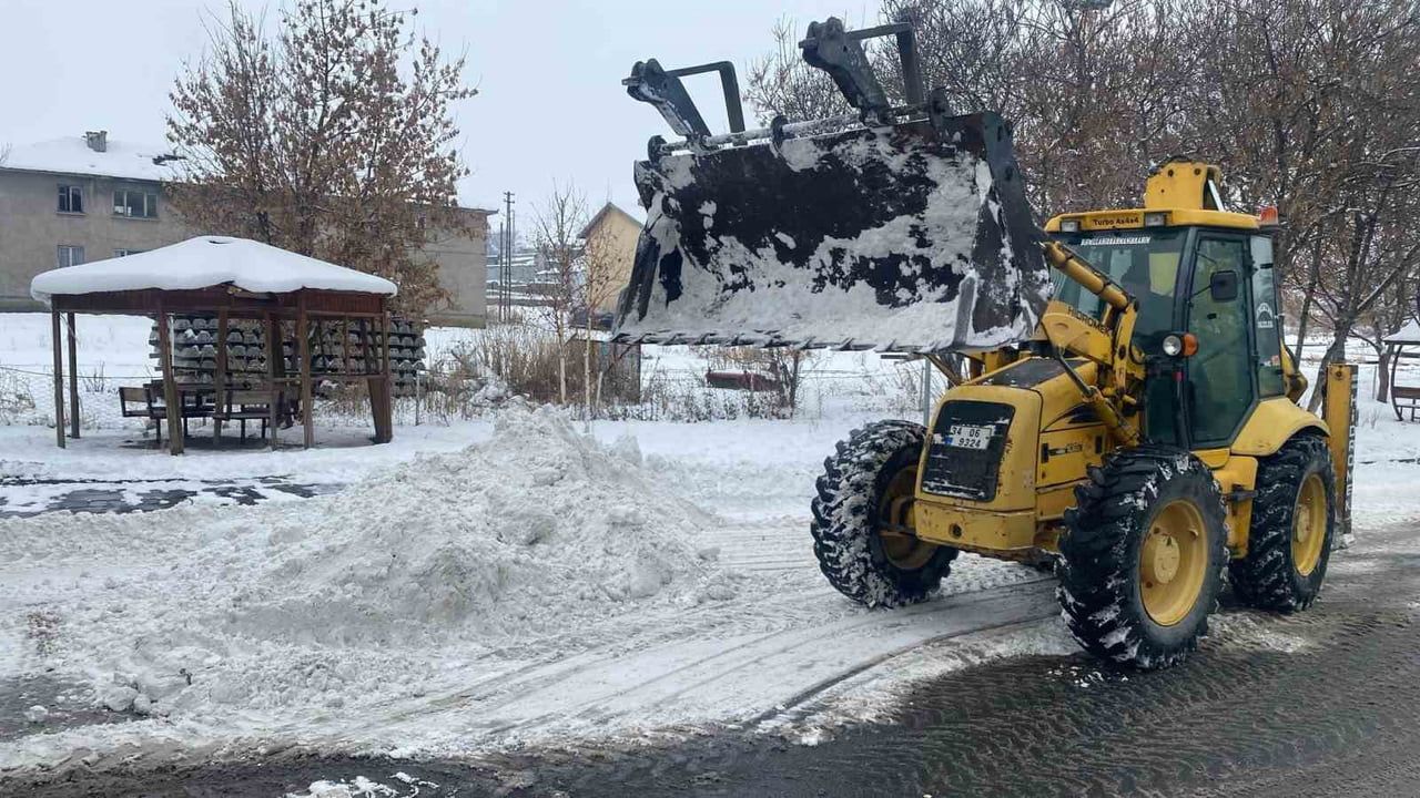 Akyaka Belediyesi 7/24 Karla Mücadeleye Devam Ediyor