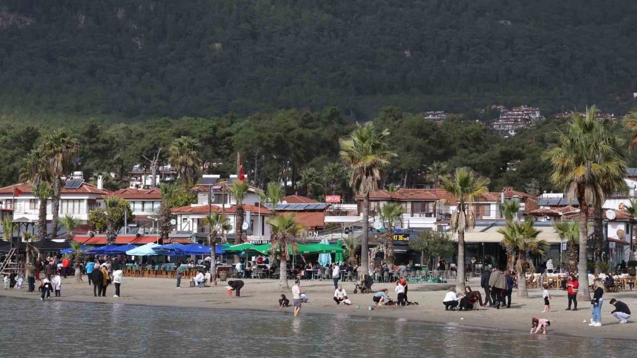 Akyaka’da Güneşli Hava: Sahiller Doldu