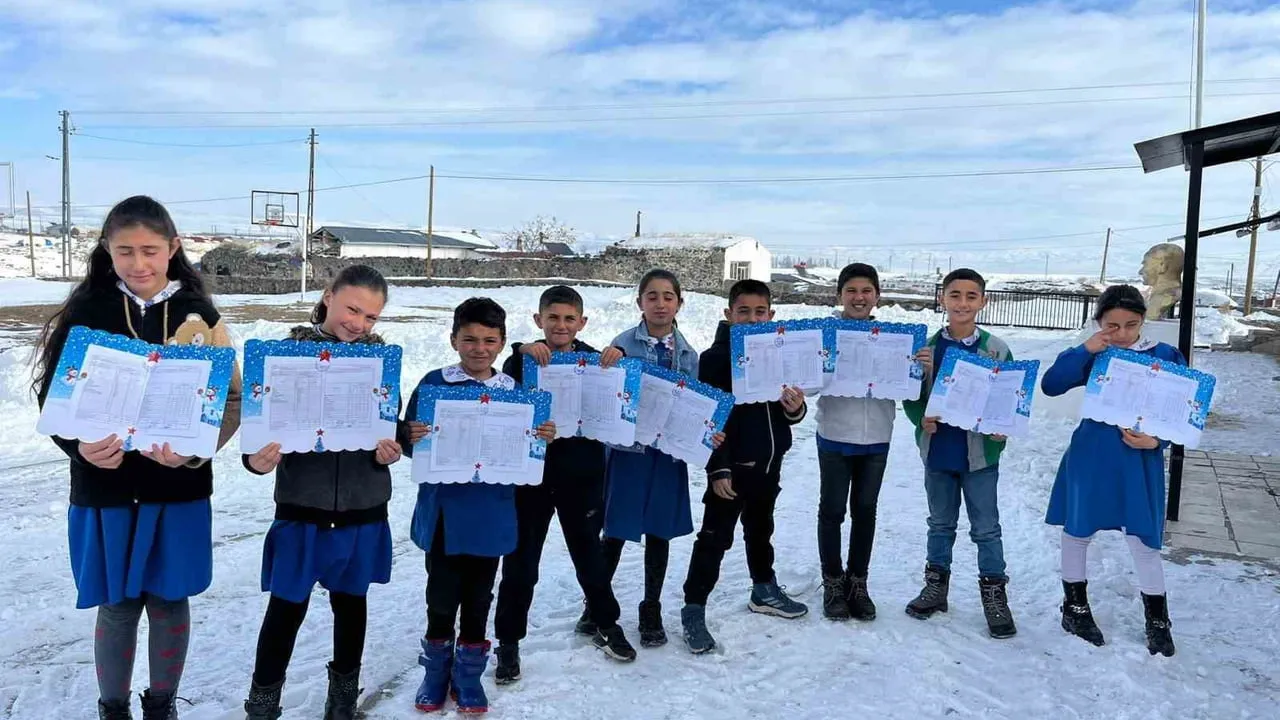 Akyaka’da Kürekdere İlkokulu’nda Karne Coşkusu