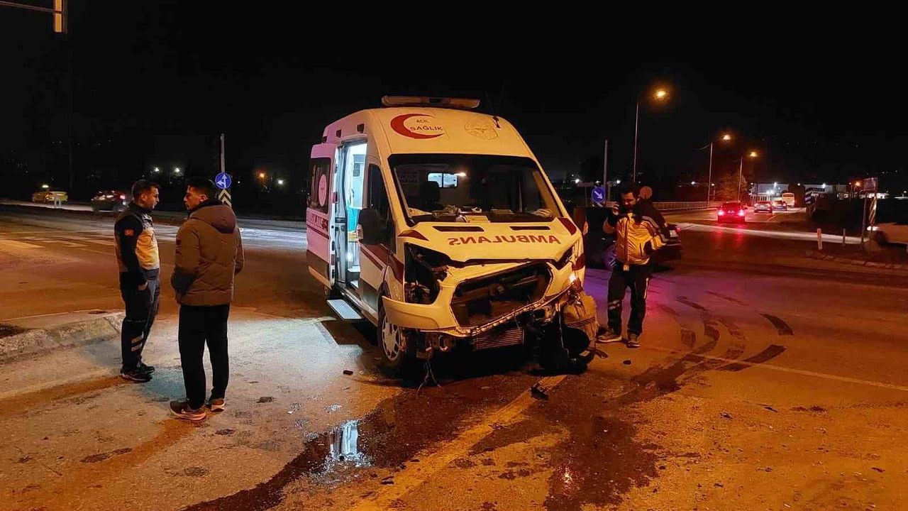 Akyazı'da Hasta Taşıyan Ambulans ile Otomobil Çarpıştı: 1 Yaralı
