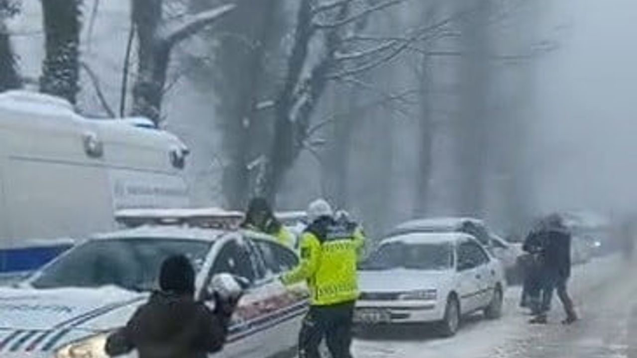 Akyazı'da Jandarma ile Kar Topu Savaşı: Aktepe Kızak Şenliği'nde Renkli Anlar