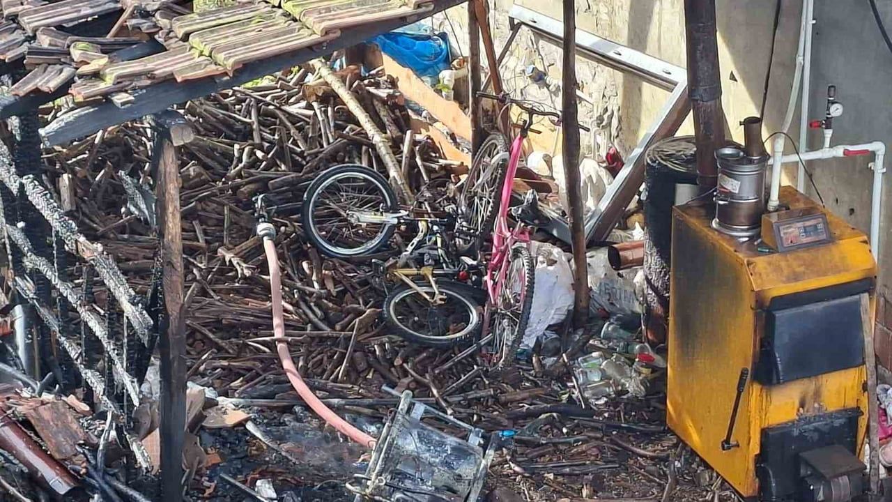 Akyazı'da Odunluk Yangını: İtfaiye Eve Sıçramadan Söndürdü