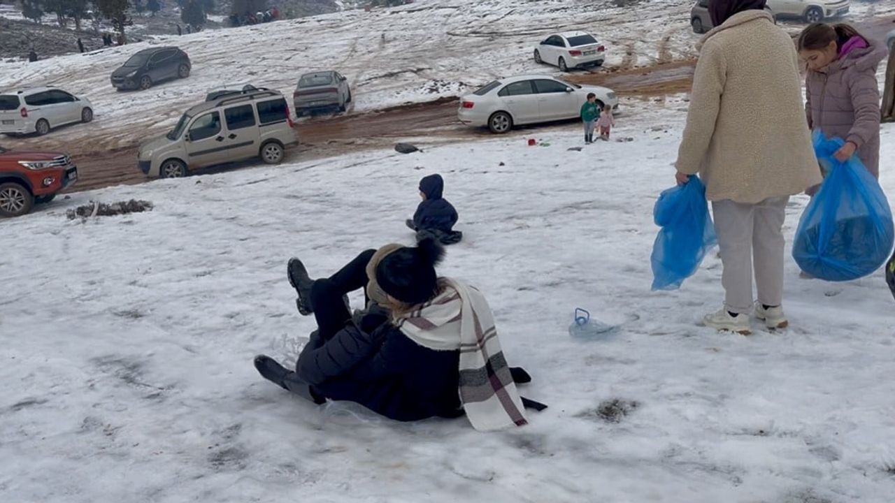 Alacabel bin 825 metre beyaza büründü — Toroslar'da Manavgatlıların kar keyfi