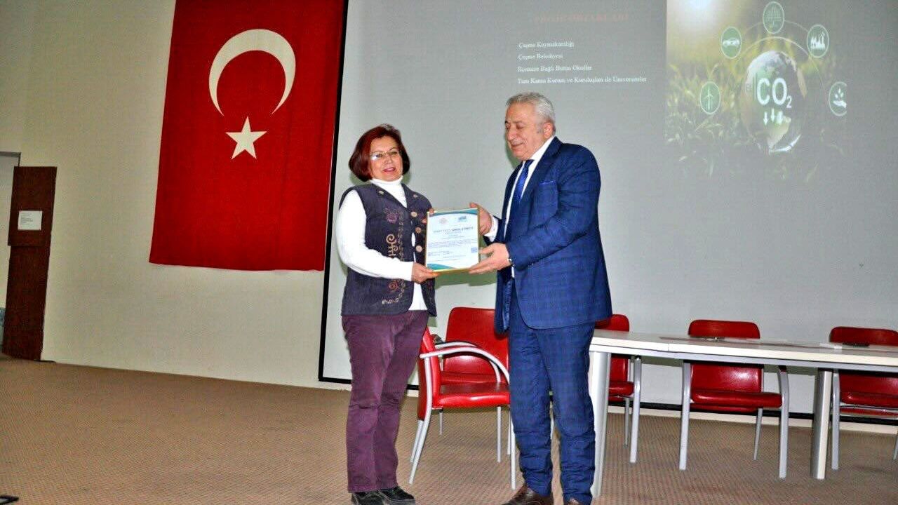 Alaçatı'da 15 Eylül Mustafa Çapkan İlkokulu'na 'Mavi Yeşil Okul Etiketi'