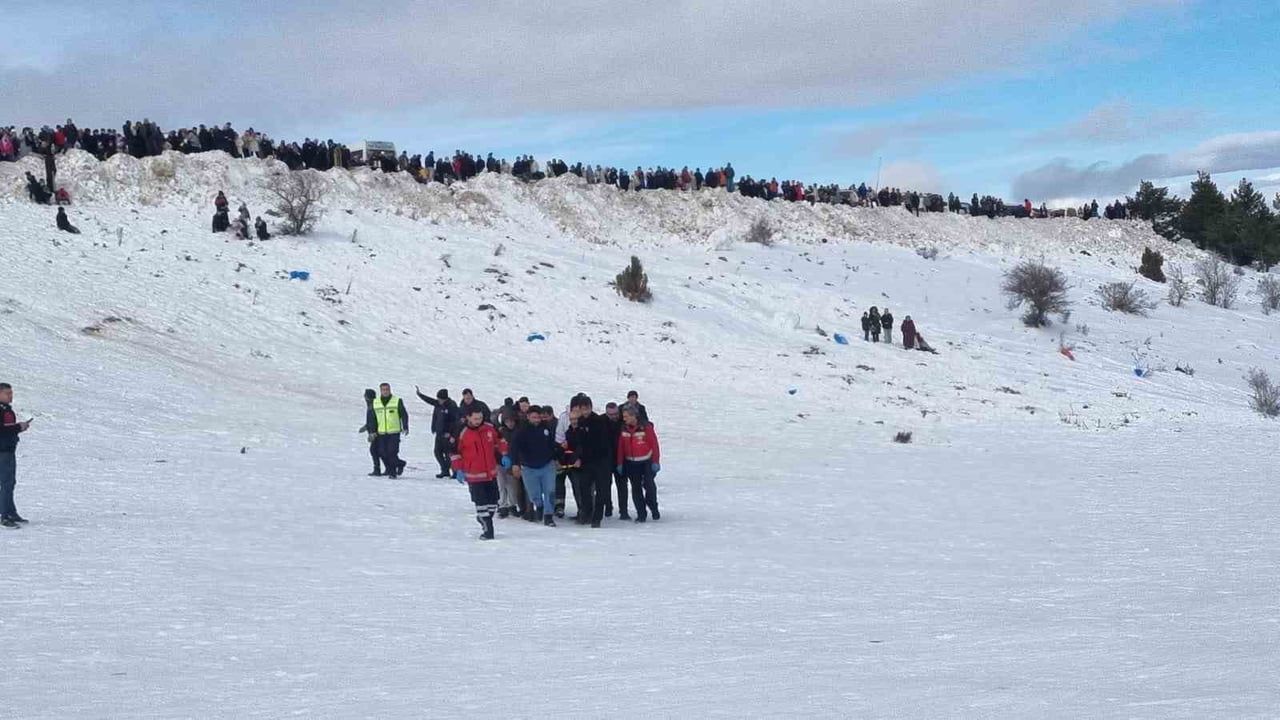Aladağ Kayak Merkezi'nde Ayağı Kırılan Genç Hava Ambulansıyla Konya'ya Sevk Edildi