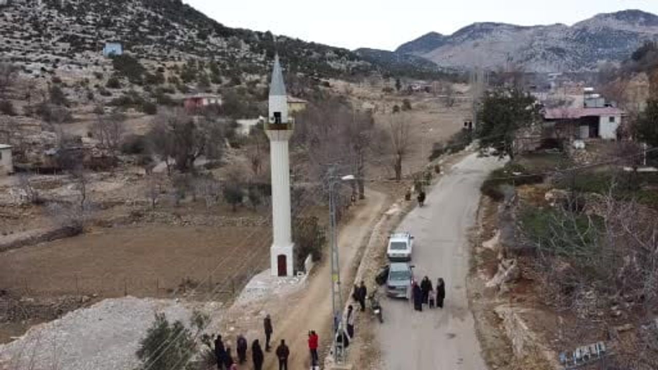 Aladağ Uzunkuyu'da Minare Kaldı: 'Cami Yok' İsyanı