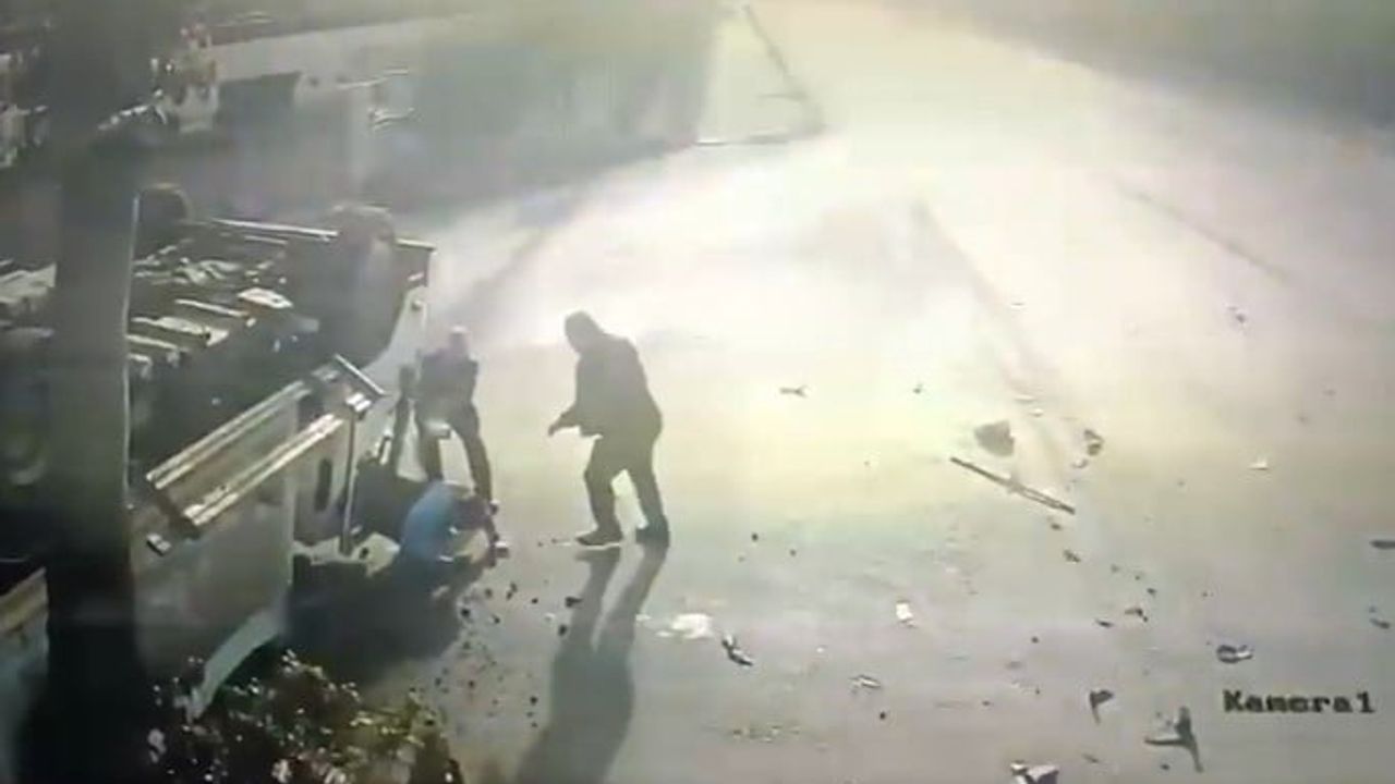 Alanya D-400'de Çöp Kamyonu Devrildi: 1’i Ağır 3 İşçi Yaralandı