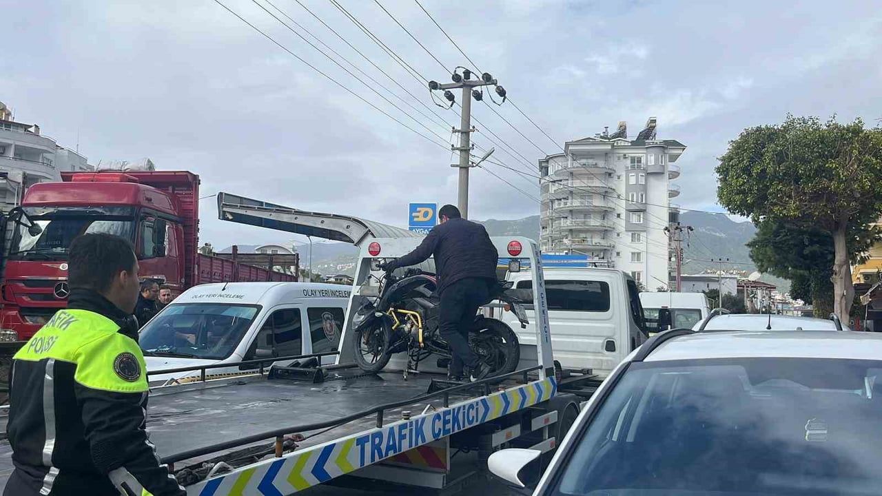 Alanya D-400'de Ölüm: Motosiklet Kazası Güvenlik Kamerasında