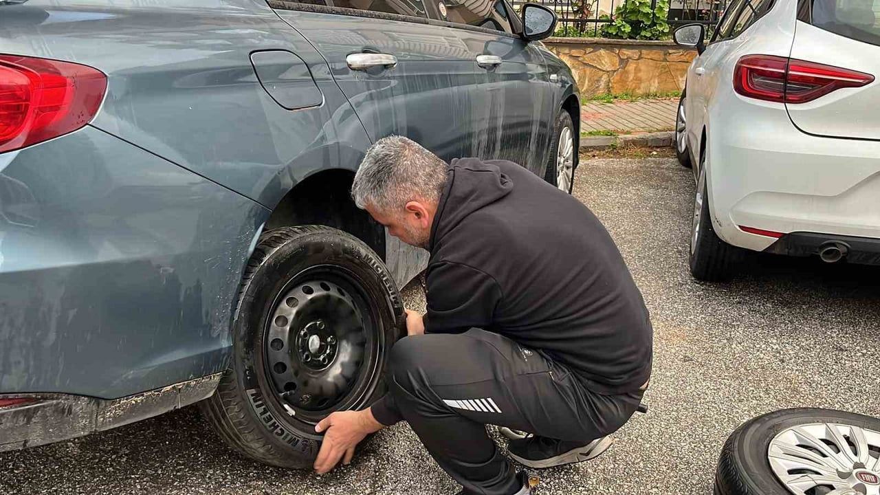 Alanya'da bisikletli magandalar dehşeti: Araç lastiklerini kesip umumi tuvalete zarar verdiler