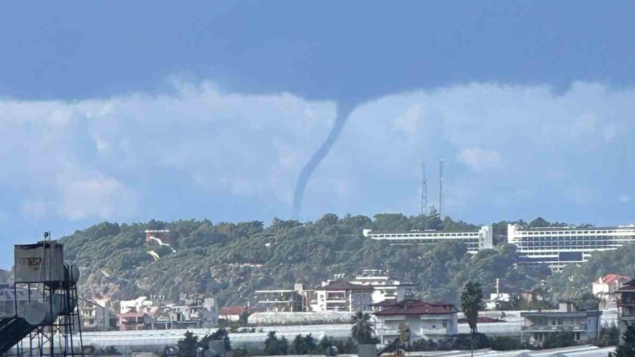Alanya'da Denizde Hortum Okurcular Mahallesi Açıklarında Görüntülendi