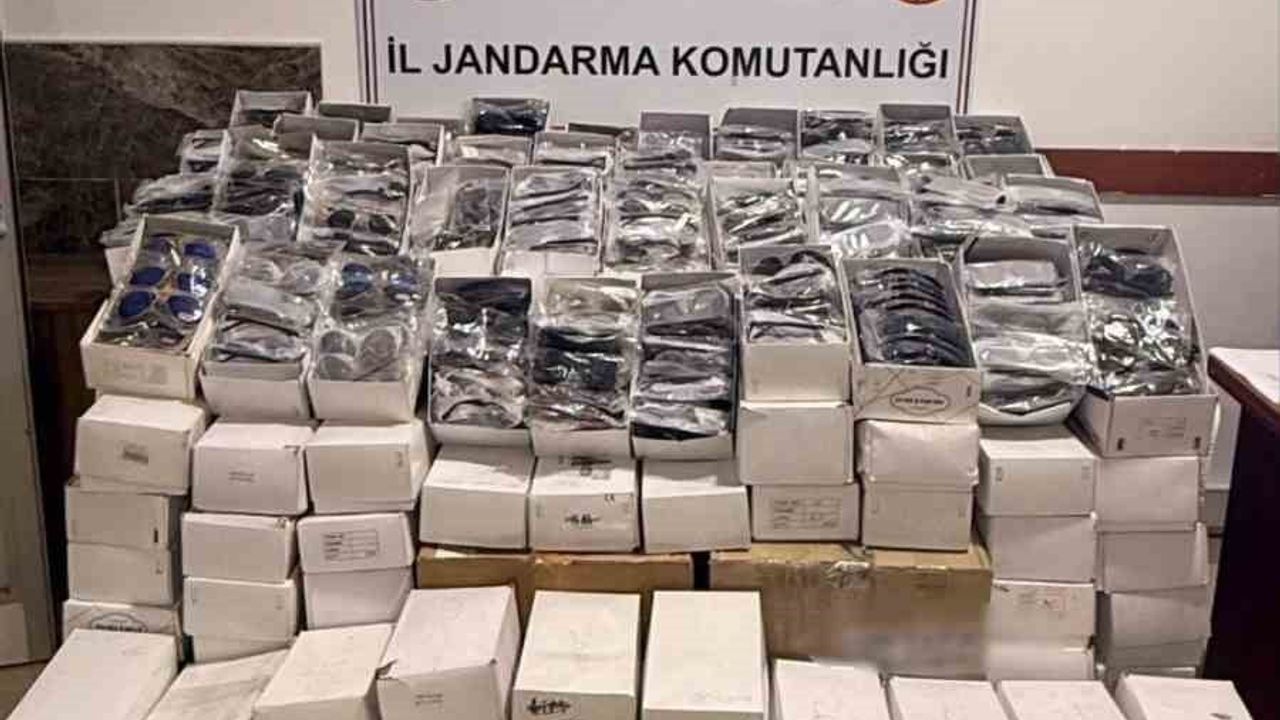Alanya'da Jandarmadan Çifte Kaçakçılık Operasyonu: Elektronik Sigara ve 6 bin 250 Gözlük Ele Geçirildi