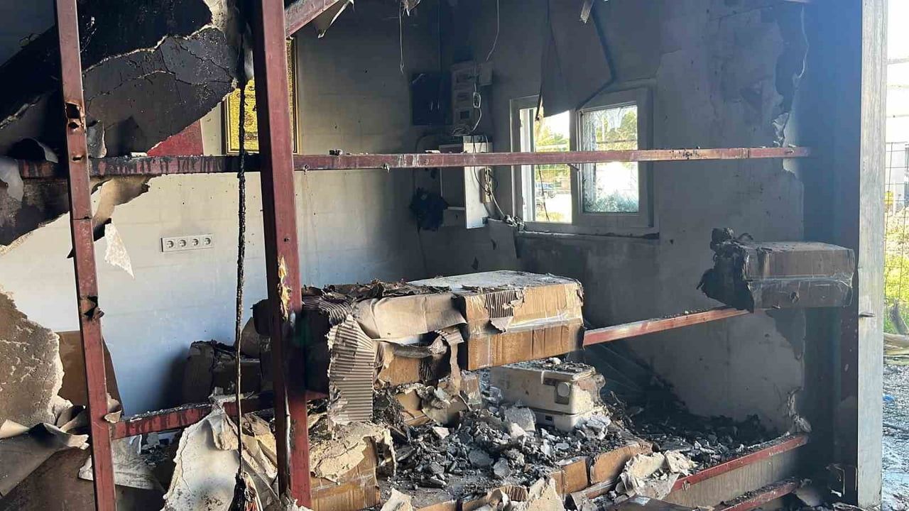 Alanya'da Klima ve Kuluçka Deposu Kundaklama Şüphesiyle Yanıyor: Firma 30 Milyon Zarar İddia Ediyor