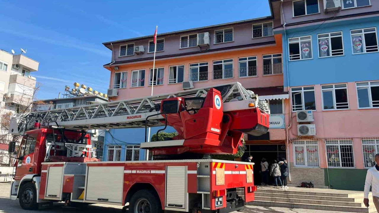 Alanya'da Klima Yangını Korkuttu: Kemal Şuberi İlkokulu'nda Bir Sınıf Kullanılamaz Hale Geldi