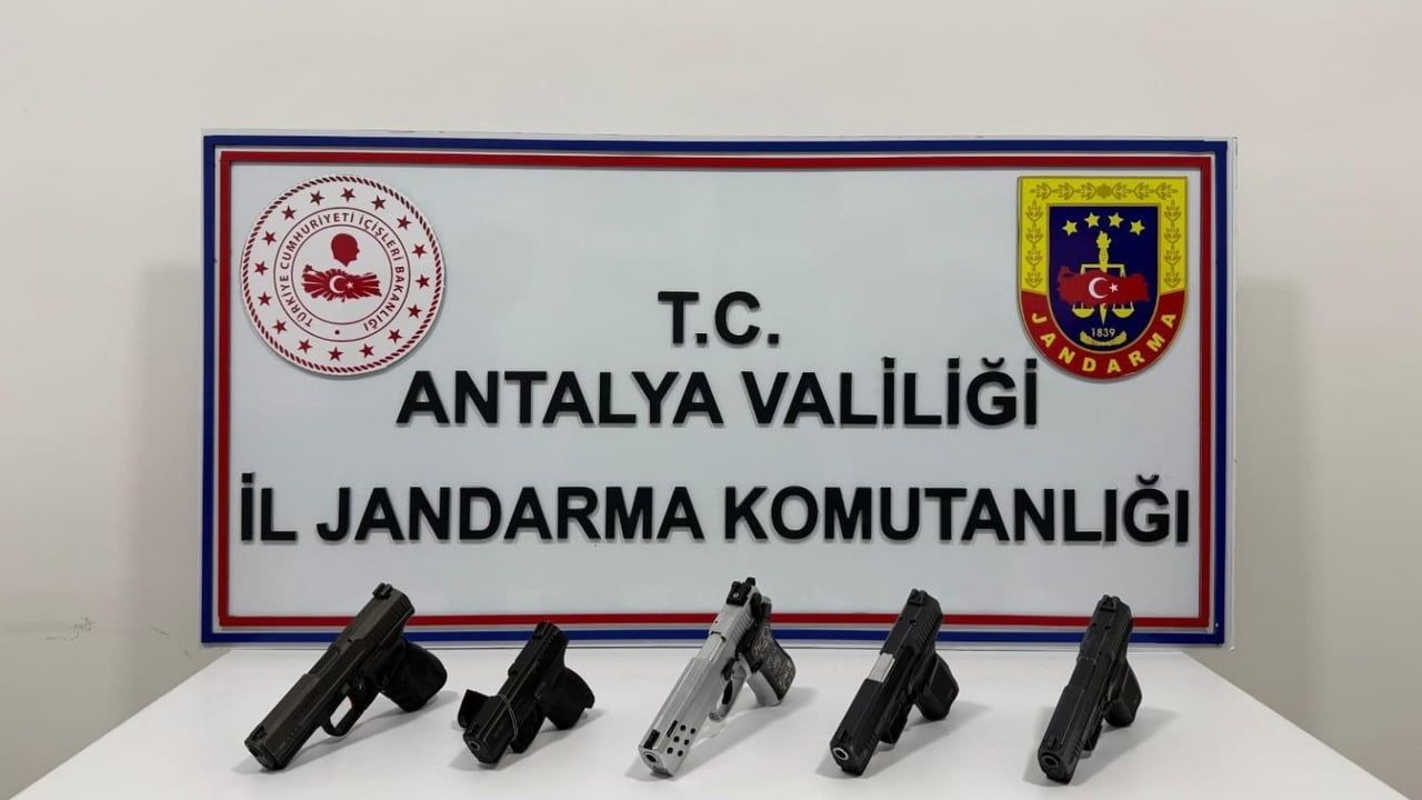 Alanya'da Ruhsatsız Silah Operasyonu: 5 Tabanca Ele Geçirildi