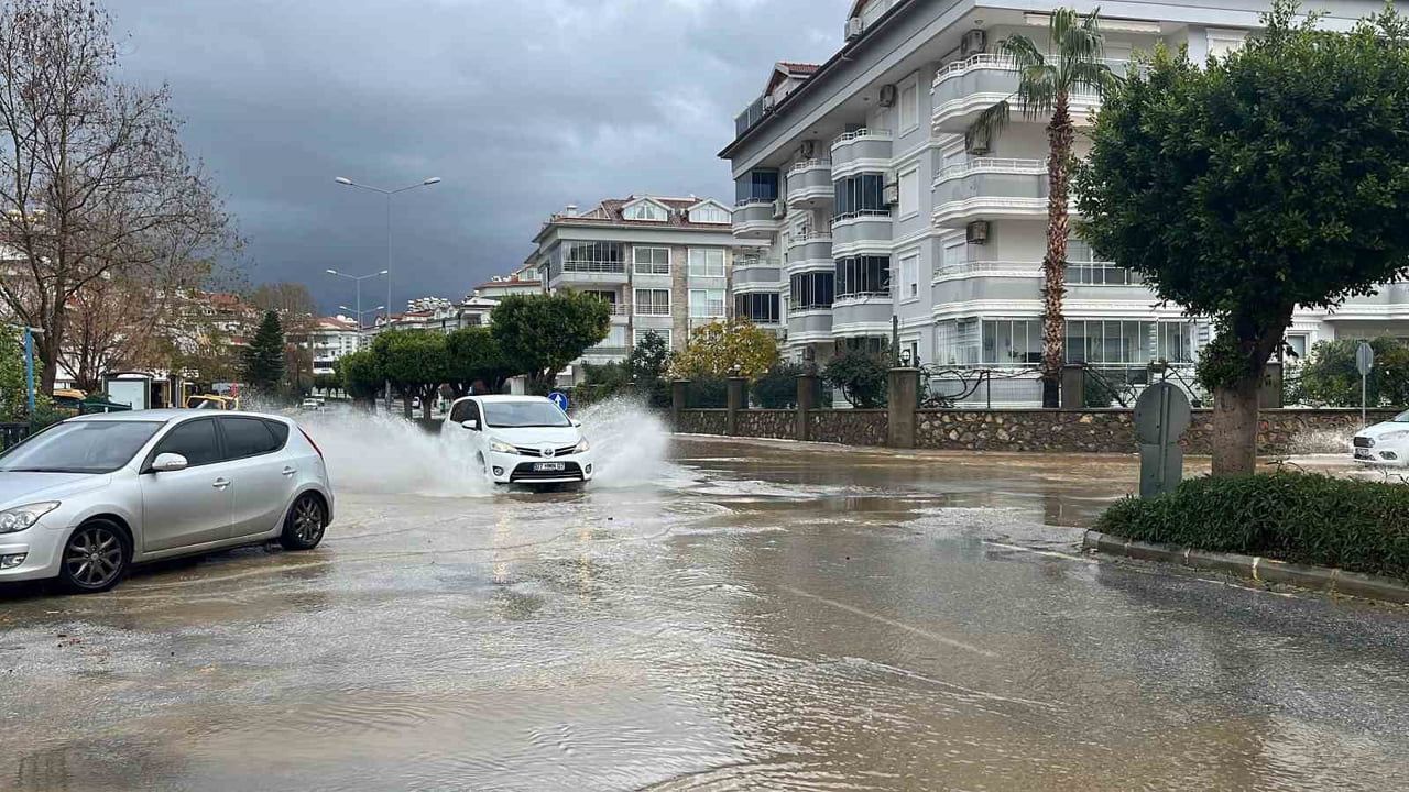 Alanya'da Sağanak, Dolu ve Fırtına Hayatı Olumsuz Etkiledi