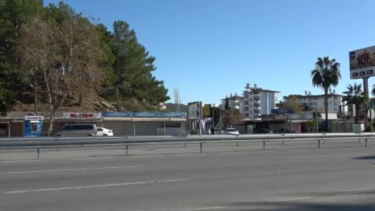 Alanya İncekum'da D-400 Düzenlemesi Esnafı Sokağa Döktü: 'Müşteri Kaybı' Endişesi